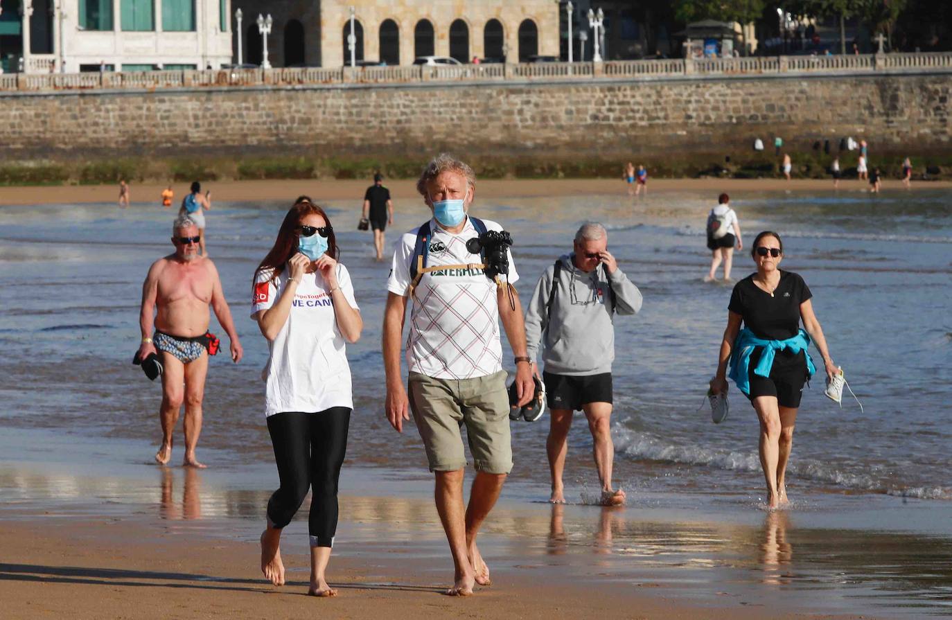 El sol y el buen tiempo han animado a los asturianos a ir a las playas y terrazas, eso sí, ataviados con sus mascarillas —obligatorias desde el jueves en espacios públicos cerrados y lugares abiertos siempre que no se pueda garantizar el distanciamiento de dos metros—. Además, este viernes se ha confirmado que todo el Principado comenzará el lunes la fase 2 de la desescalada del confinamiento por el coronavirus y alguna de las medidas que se adoptará será la reapertura de centros comerciales. 