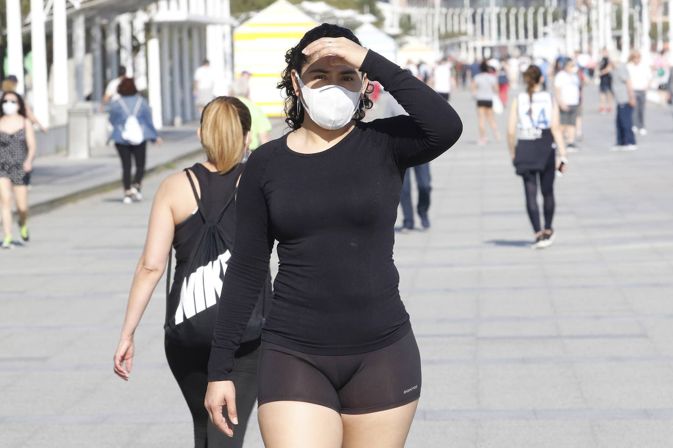 El sol y el buen tiempo han animado a los asturianos a ir a las playas y terrazas, eso sí, ataviados con sus mascarillas —obligatorias desde el jueves en espacios públicos cerrados y lugares abiertos siempre que no se pueda garantizar el distanciamiento de dos metros—. Además, este viernes se ha confirmado que todo el Principado comenzará el lunes la fase 2 de la desescalada del confinamiento por el coronavirus y alguna de las medidas que se adoptará será la reapertura de centros comerciales. 