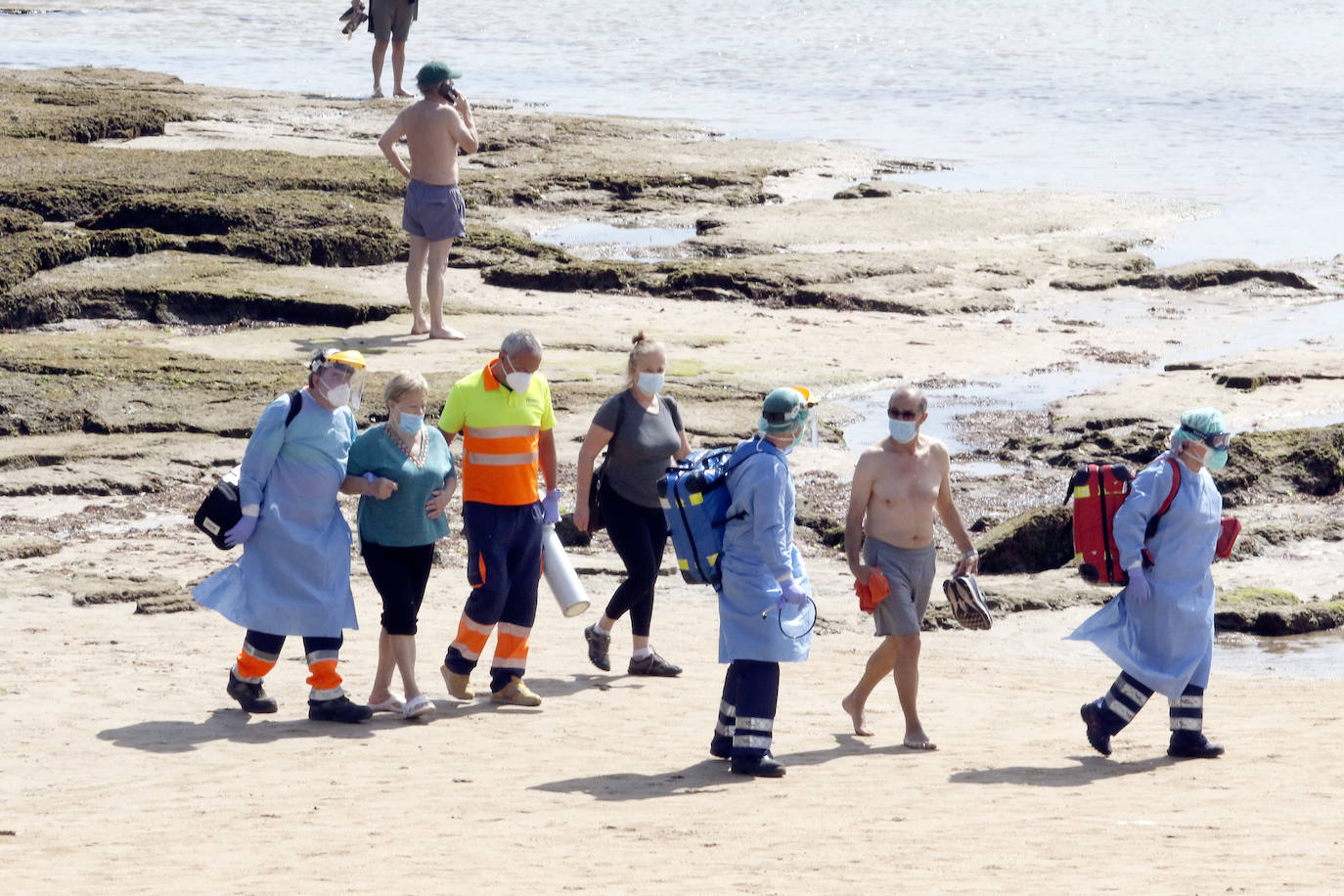 El sol y el buen tiempo han animado a los asturianos a ir a las playas y terrazas, eso sí, ataviados con sus mascarillas —obligatorias desde el jueves en espacios públicos cerrados y lugares abiertos siempre que no se pueda garantizar el distanciamiento de dos metros—. Además, este viernes se ha confirmado que todo el Principado comenzará el lunes la fase 2 de la desescalada del confinamiento por el coronavirus y alguna de las medidas que se adoptará será la reapertura de centros comerciales. 