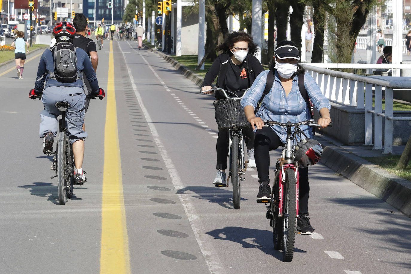 El sol y el buen tiempo han animado a los asturianos a ir a las playas y terrazas, eso sí, ataviados con sus mascarillas —obligatorias desde el jueves en espacios públicos cerrados y lugares abiertos siempre que no se pueda garantizar el distanciamiento de dos metros—. Además, este viernes se ha confirmado que todo el Principado comenzará el lunes la fase 2 de la desescalada del confinamiento por el coronavirus y alguna de las medidas que se adoptará será la reapertura de centros comerciales. 