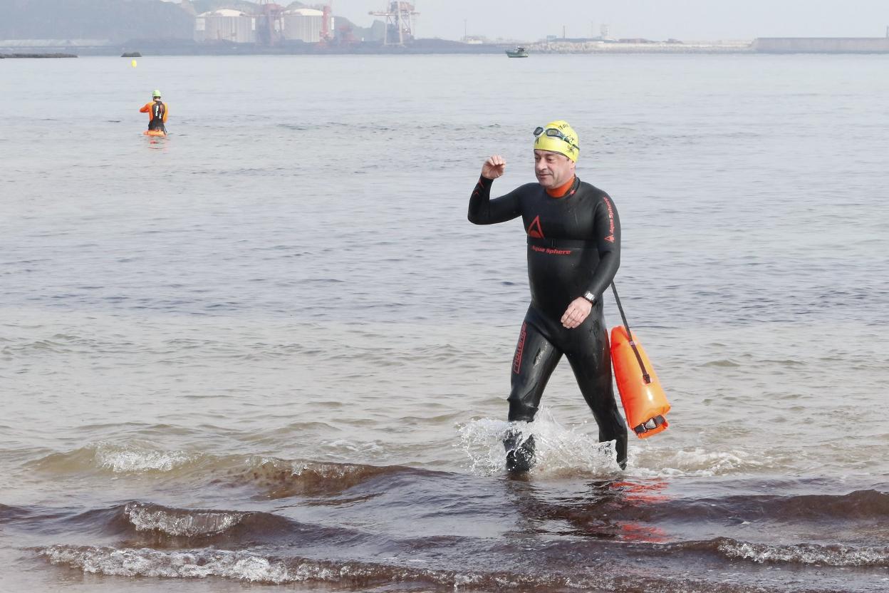 Pablo Pedraz sale del agua en la playa San Lorenzo. 