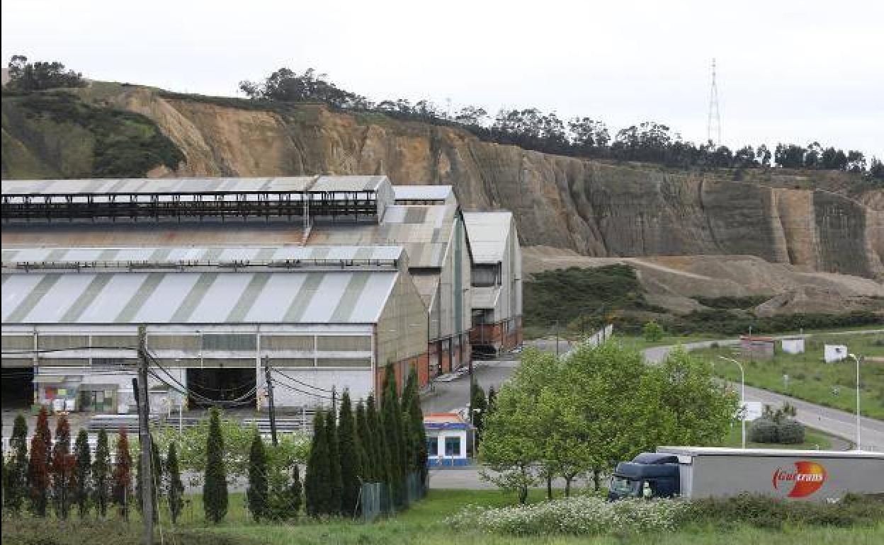Las naves de la factoría de Alu Ibérica en Avilés