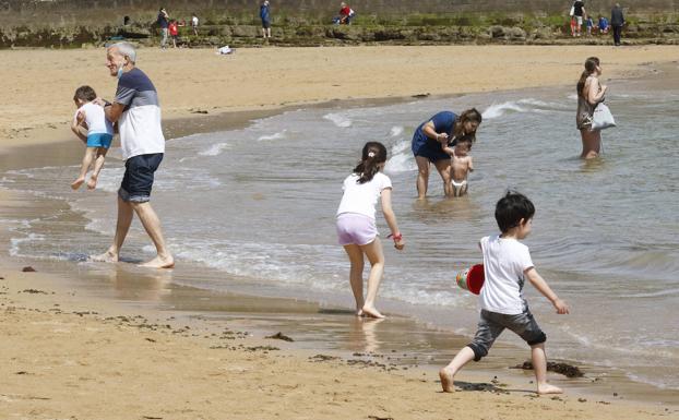 Imagen. Los asturianos animan terrazas y playas