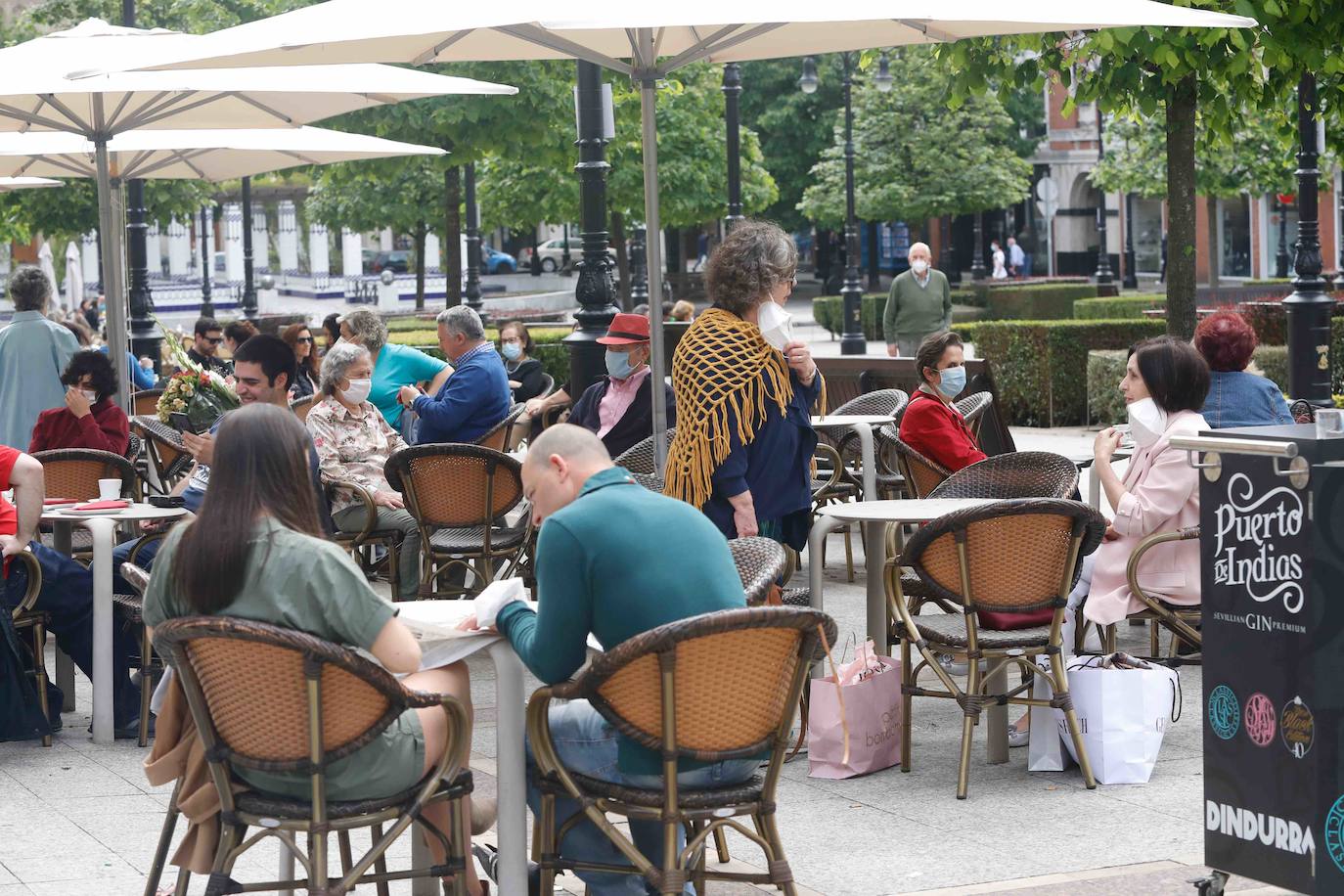Las calles se llenan de gente el último sábado previo a la entrada en la tercera etapa de la desescalada. La región está preparada pero debe esperar al lunes para disfrutar de mayor apertura a la actividad social.