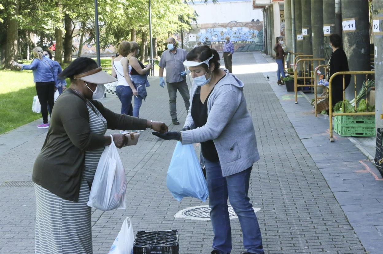 Una vecina realiza una compra en el mercado de Lugones, ayer en el P de La Manzana. 