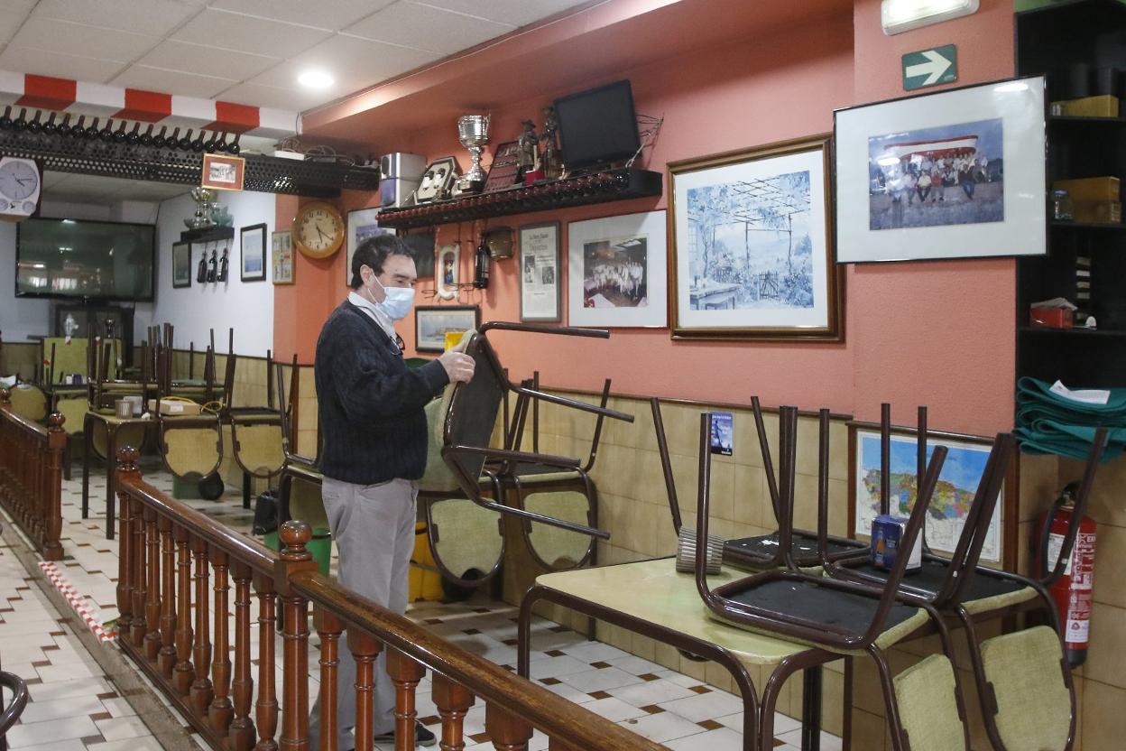 Preparativos en el bar El Trasgu, de Gijón, para la apertura del lunes. 