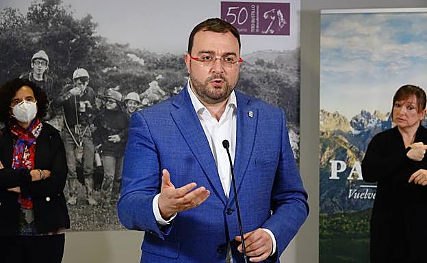 Adrián Barbón, en el centro de interpretación de Tito Bustillo