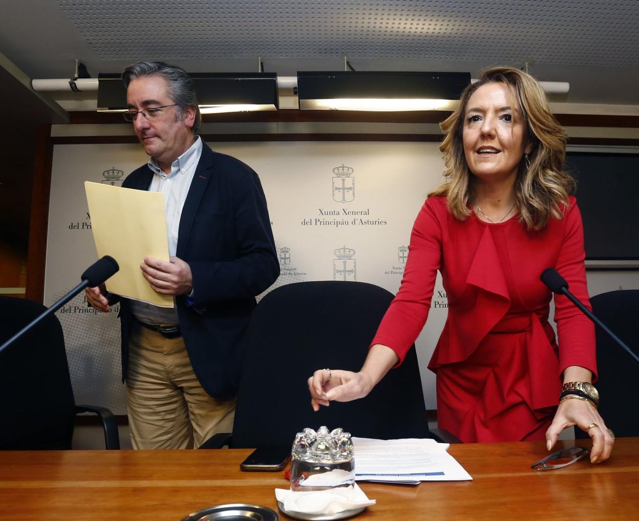 Teresa Mallada, acompañada por Pablo González. 