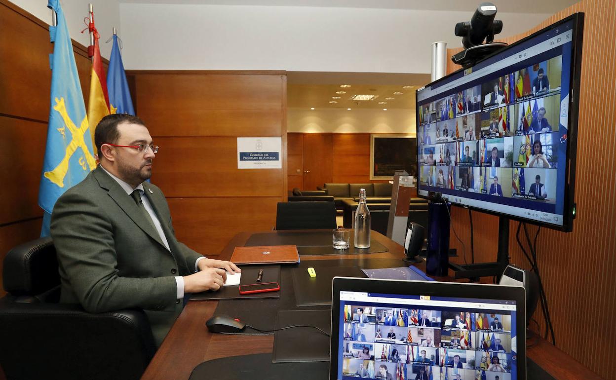 Adrián Barbón, en la videoconferencia de presidentes de comunidades con Pedro Sánchez