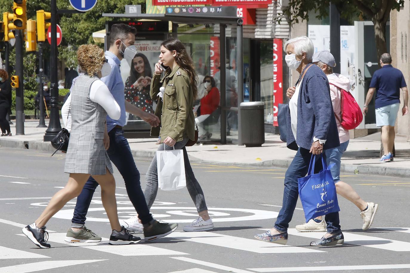 La región disfruta de una mayor apertura en el confinamiento gracias al cambio de fase que tiene efecto a partir de este lunes. Los baños en las playas, el aumento del aforo permitido en terrazas y bares y la posibilidad de juntarse en grupos de más de diez personas está permitido a partir de este momento. 