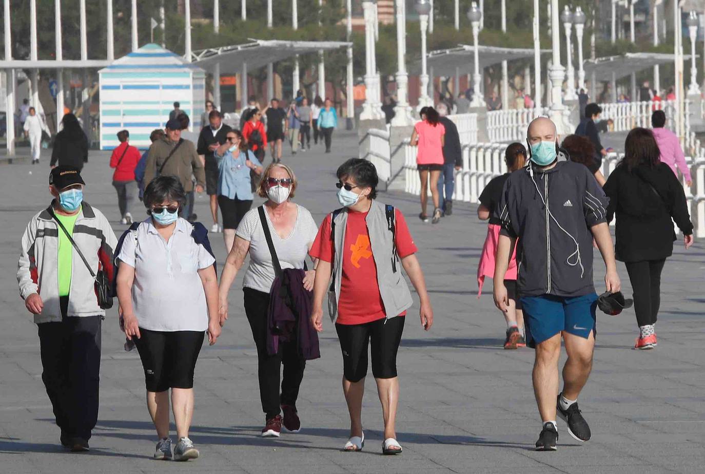 La región disfruta de una mayor apertura en el confinamiento gracias al cambio de fase que tiene efecto a partir de este lunes. Los baños en las playas, el aumento del aforo permitido en terrazas y bares y la posibilidad de juntarse en grupos de más de diez personas está permitido a partir de este momento. 