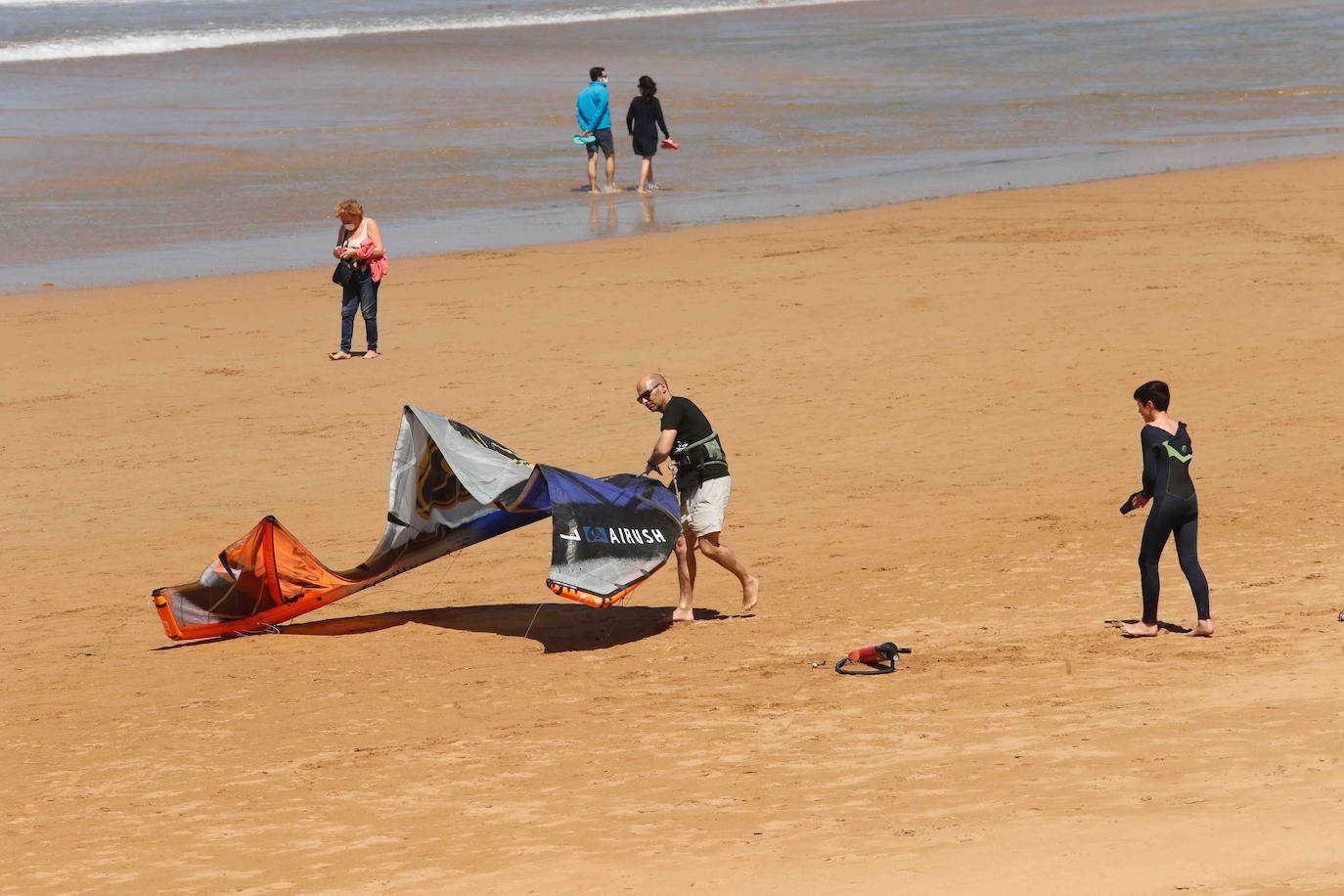 La región disfruta de una mayor apertura en el confinamiento gracias al cambio de fase que tiene efecto a partir de este lunes. Los baños en las playas, el aumento del aforo permitido en terrazas y bares y la posibilidad de juntarse en grupos de más de diez personas está permitido a partir de este momento. 