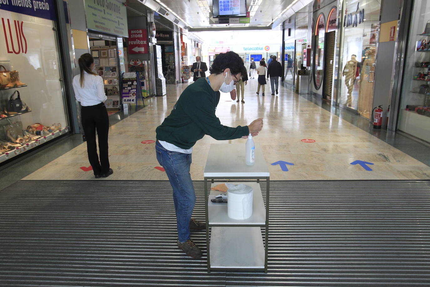 La entrada de Asturias en la Fase 2 ha permitido que los centros comerciales abran sus puertas, así como los locales hosteleros con un aforo de hasta el 50%.