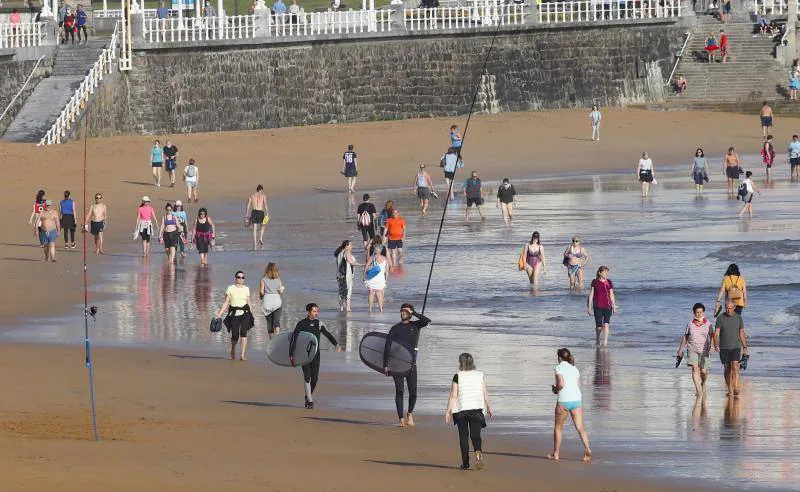 Con la entrada de Asturias en la Fase 2, muchos ciudadanos se han animado a volver a los arenales con todas las precauciones que exige el proceso de desescalada.