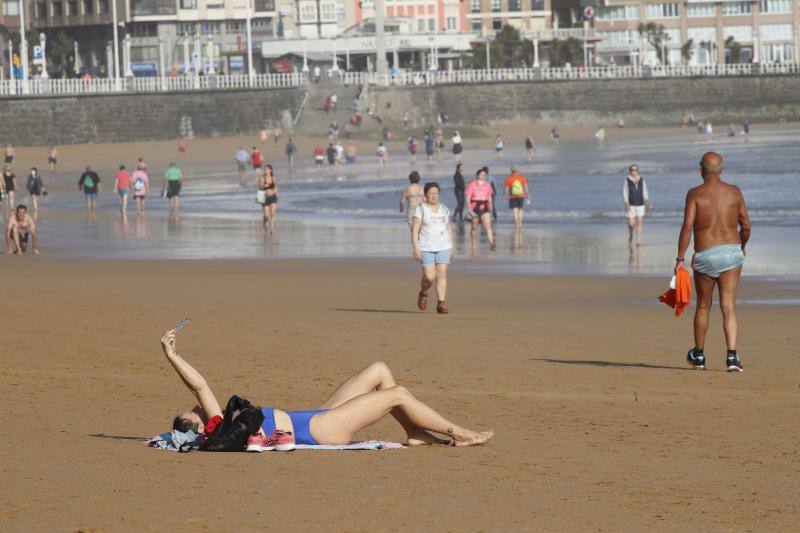 Con la entrada de Asturias en la Fase 2, muchos ciudadanos se han animado a volver a los arenales con todas las precauciones que exige el proceso de desescalada.