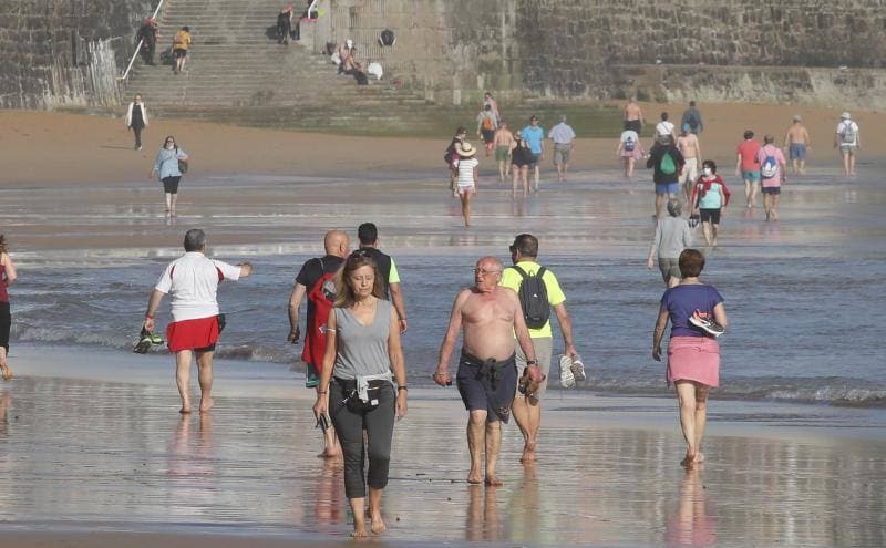 Con la entrada de Asturias en la Fase 2, muchos ciudadanos se han animado a volver a los arenales con todas las precauciones que exige el proceso de desescalada.