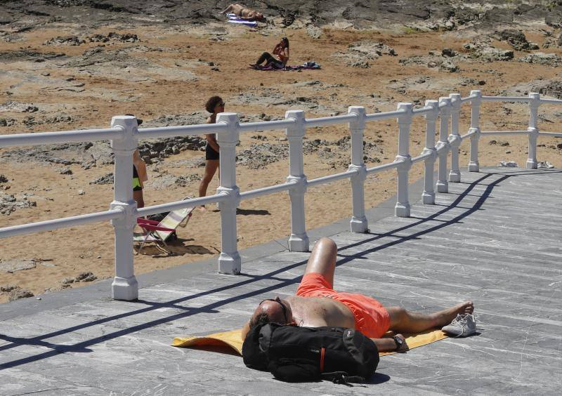 Con la entrada de Asturias en la Fase 2, muchos ciudadanos se han animado a volver a los arenales con todas las precauciones que exige el proceso de desescalada.