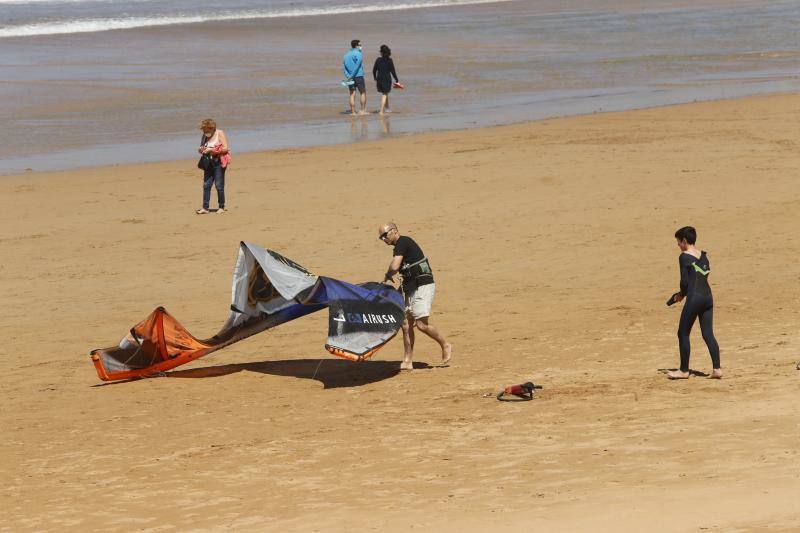 Con la entrada de Asturias en la Fase 2, muchos ciudadanos se han animado a volver a los arenales con todas las precauciones que exige el proceso de desescalada.