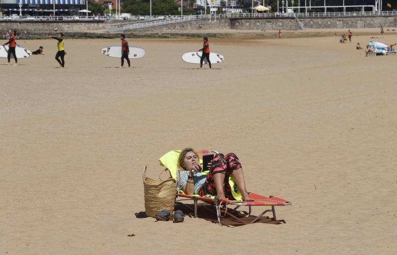 Con la entrada de Asturias en la Fase 2, muchos ciudadanos se han animado a volver a los arenales con todas las precauciones que exige el proceso de desescalada.