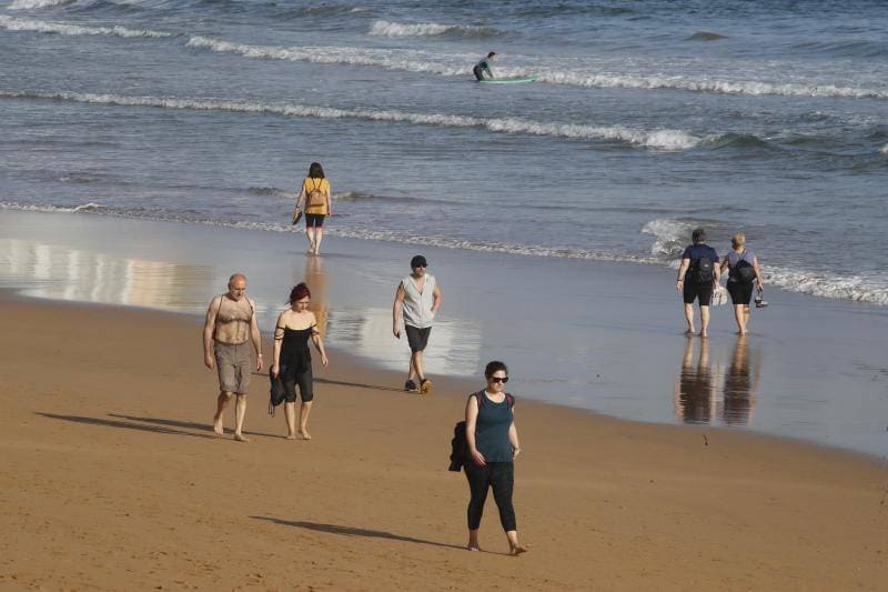 Con la entrada de Asturias en la Fase 2, muchos ciudadanos se han animado a volver a los arenales con todas las precauciones que exige el proceso de desescalada.