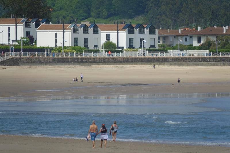 Con la entrada de Asturias en la Fase 2, muchos ciudadanos se han animado a volver a los arenales con todas las precauciones que exige el proceso de desescalada.