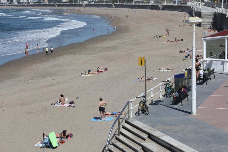 Con la entrada de Asturias en la Fase 2, muchos ciudadanos se han animado a volver a los arenales con todas las precauciones que exige el proceso de desescalada.