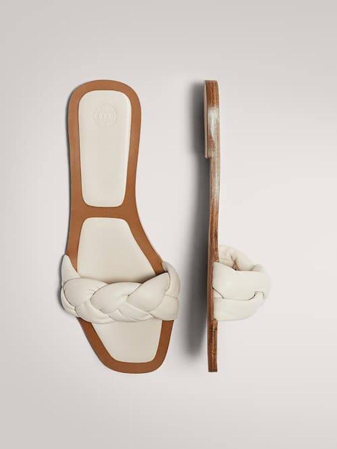Sandalia plana trenzada en color blanco de Massimo Dutti, 59,95 euros.
