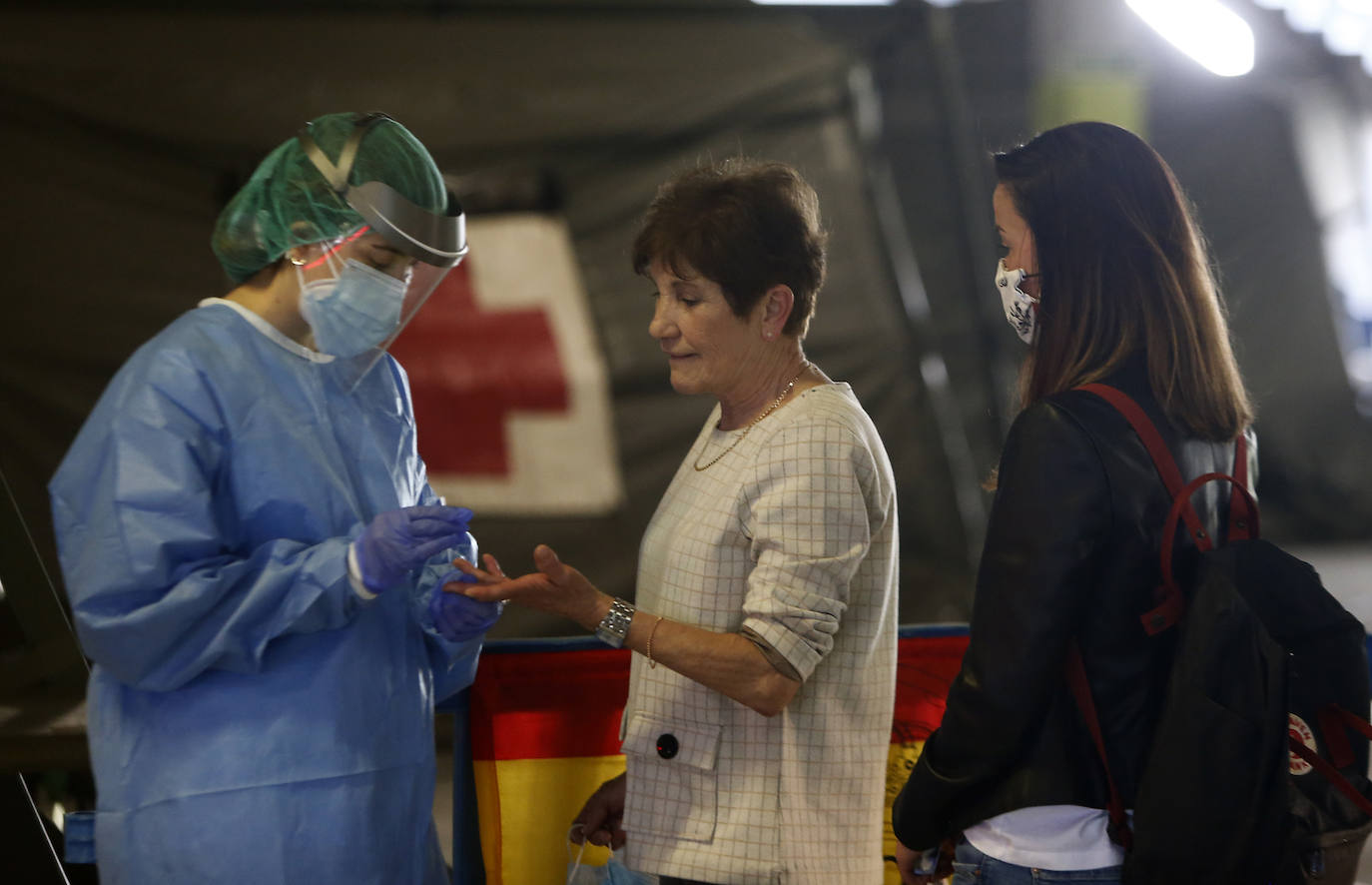 Instalado en el aparcamiento subterráneo del centro hospitalario, los profesionales siguen trabajando en la detección de posibles casos pese a que los casos registrados en la región experimentan un notable cescenso. 