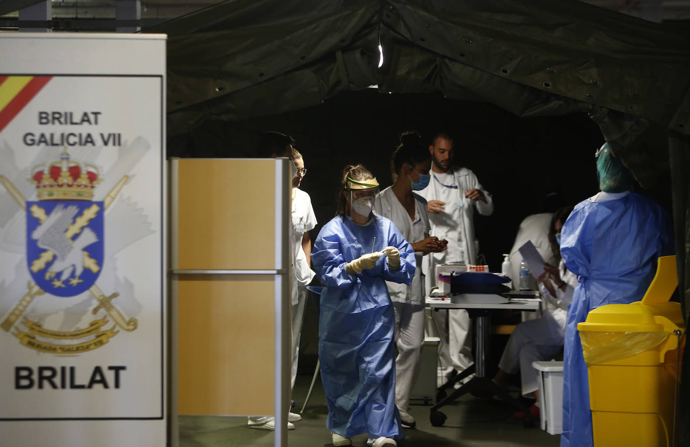 Instalado en el aparcamiento subterráneo del centro hospitalario, los profesionales siguen trabajando en la detección de posibles casos pese a que los casos registrados en la región experimentan un notable cescenso. 