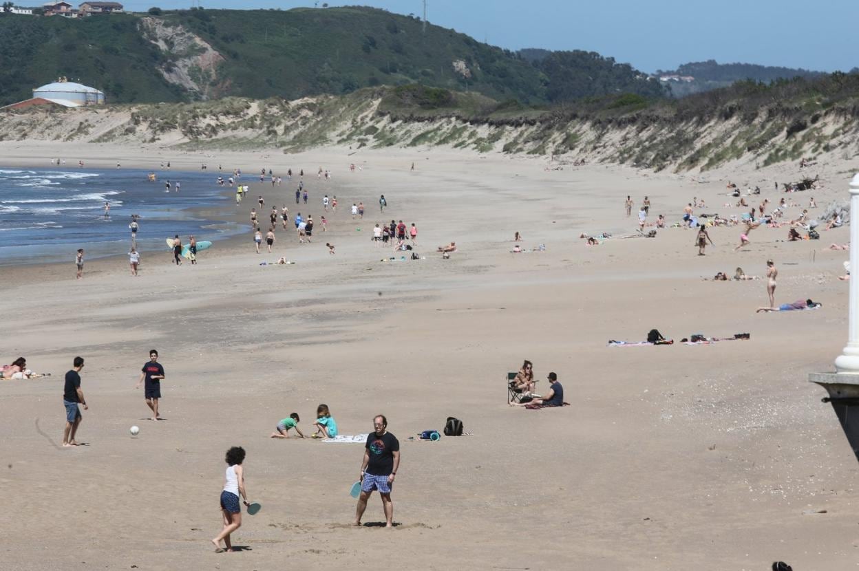 Salinas. Los usuarios de la playa castrillonense guardaron la distancia de seguridad. 