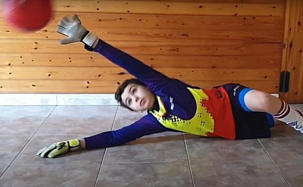 En la imagen, un alumno del colegio San Miguel. En el vídeo, el mensaje de ánimo de Carlos Ruesga. 