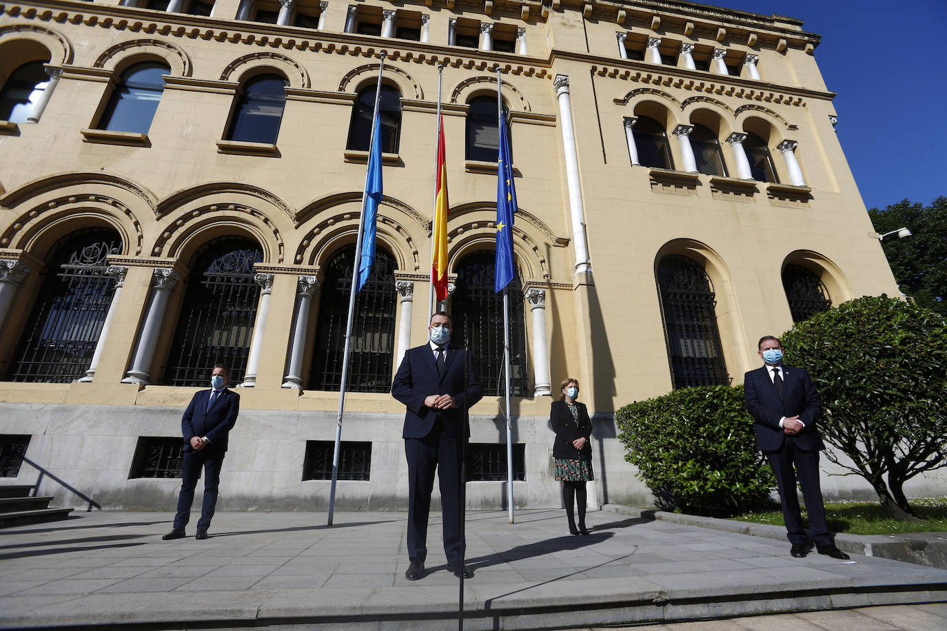 Cinco minutos de silencio, crespones negros, banderas a media asta... miembros del Gobierno regional, de los grupos parlamentarios, de los ayuntamientos, de la Delegación del Gobierno, particulares... todos han querido expresar su dolor por los fallecimientos durante la pandemia de coronavirus. España ha iniciado hoy 10 días de luto oficial.