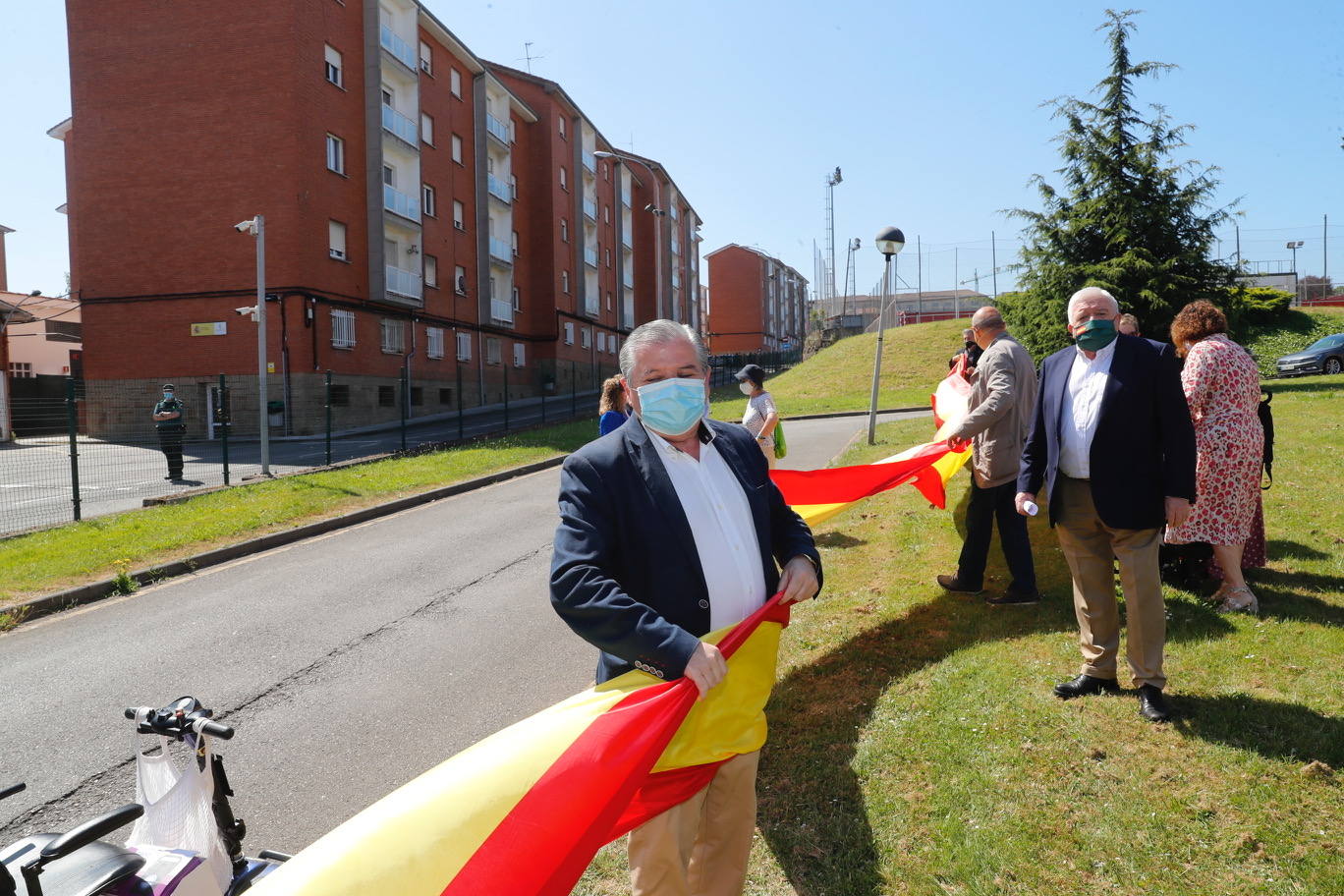 Cinco minutos de silencio, crespones negros, banderas a media asta... miembros del Gobierno regional, de los grupos parlamentarios, de los ayuntamientos, de la Delegación del Gobierno, particulares... todos han querido expresar su dolor por los fallecimientos durante la pandemia de coronavirus. España ha iniciado hoy 10 días de luto oficial.
