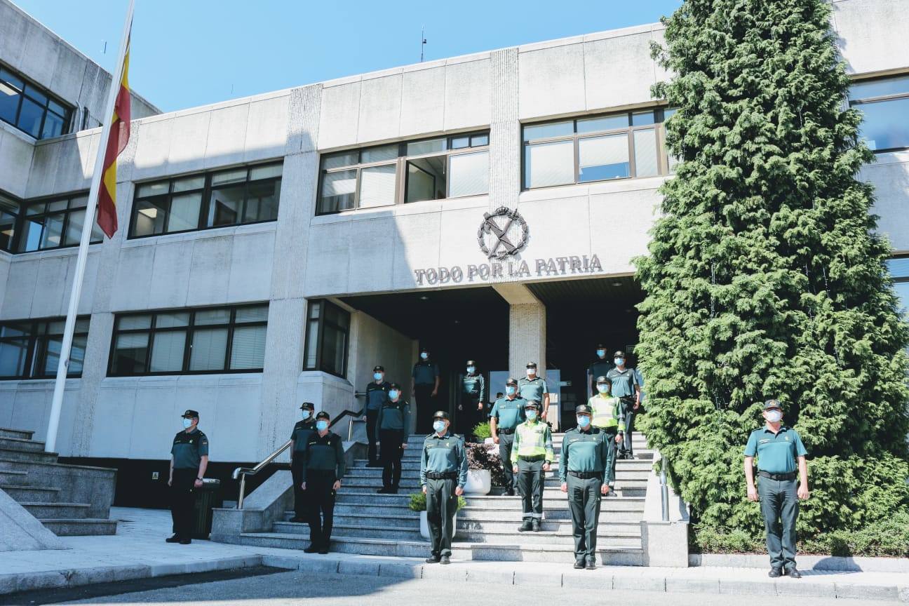 Cinco minutos de silencio, crespones negros, banderas a media asta... miembros del Gobierno regional, de los grupos parlamentarios, de los ayuntamientos, de la Delegación del Gobierno, particulares... todos han querido expresar su dolor por los fallecimientos durante la pandemia de coronavirus. España ha iniciado hoy 10 días de luto oficial.