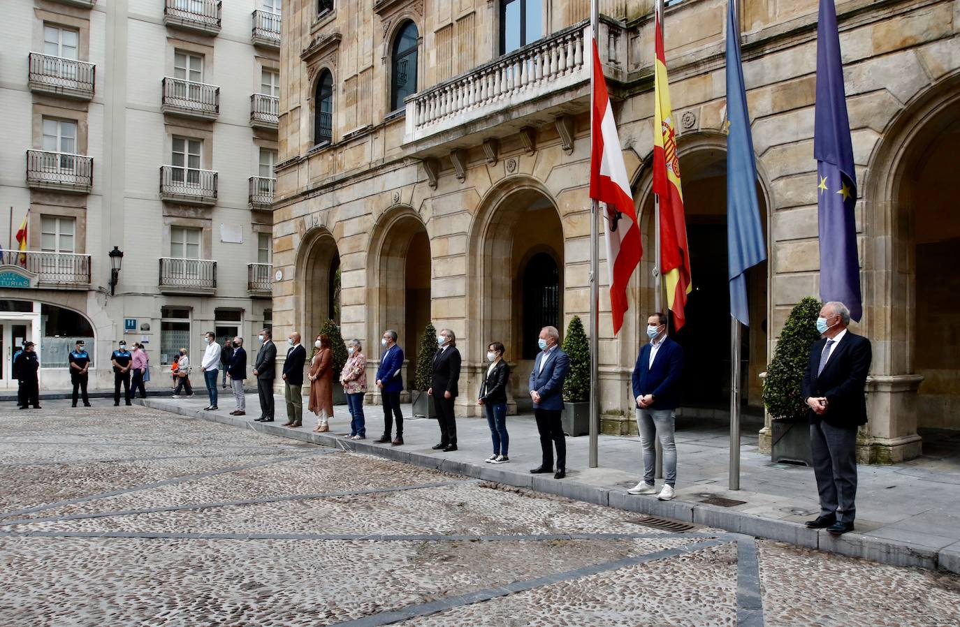 Cinco minutos de silencio, crespones negros, banderas a media asta... miembros del Gobierno regional, de los grupos parlamentarios, de los ayuntamientos, de la Delegación del Gobierno, particulares... todos han querido expresar su dolor por los fallecimientos durante la pandemia de coronavirus. España ha iniciado hoy 10 días de luto oficial.