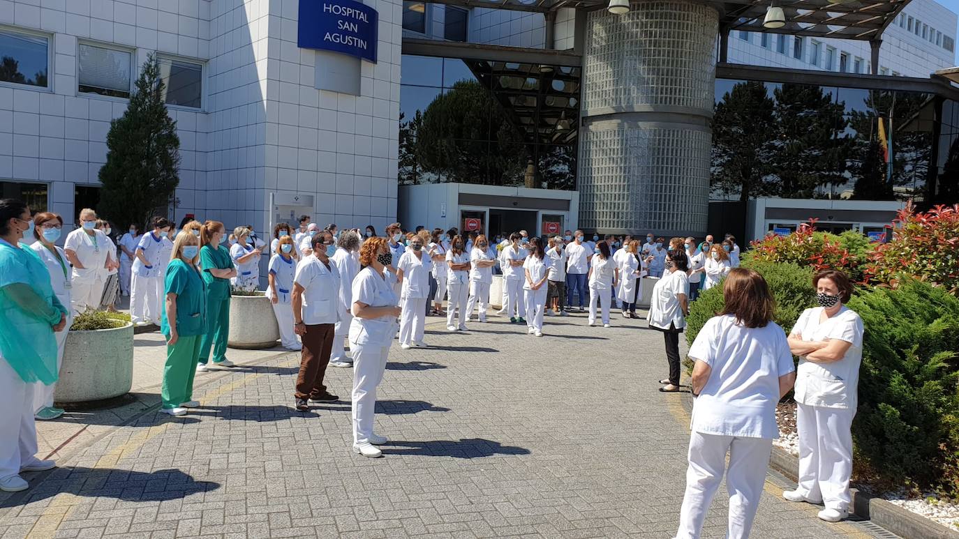 Cinco minutos de silencio, crespones negros, banderas a media asta... miembros del Gobierno regional, de los grupos parlamentarios, de los ayuntamientos, de la Delegación del Gobierno, particulares... todos han querido expresar su dolor por los fallecimientos durante la pandemia de coronavirus. España ha iniciado hoy 10 días de luto oficial.