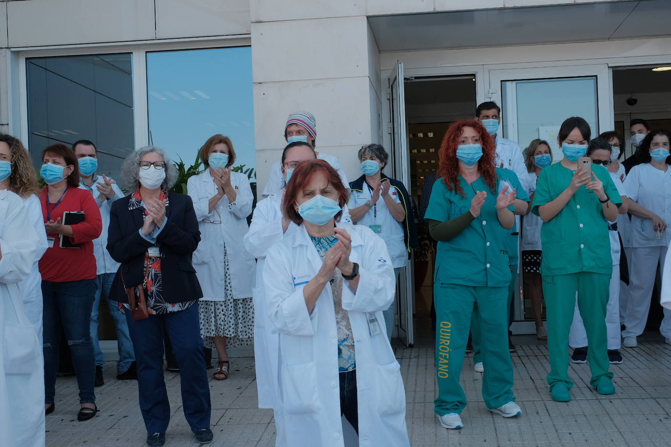 Cinco minutos de silencio, crespones negros, banderas a media asta... miembros del Gobierno regional, de los grupos parlamentarios, de los ayuntamientos, de la Delegación del Gobierno, particulares... todos han querido expresar su dolor por los fallecimientos durante la pandemia de coronavirus. España ha iniciado hoy 10 días de luto oficial.