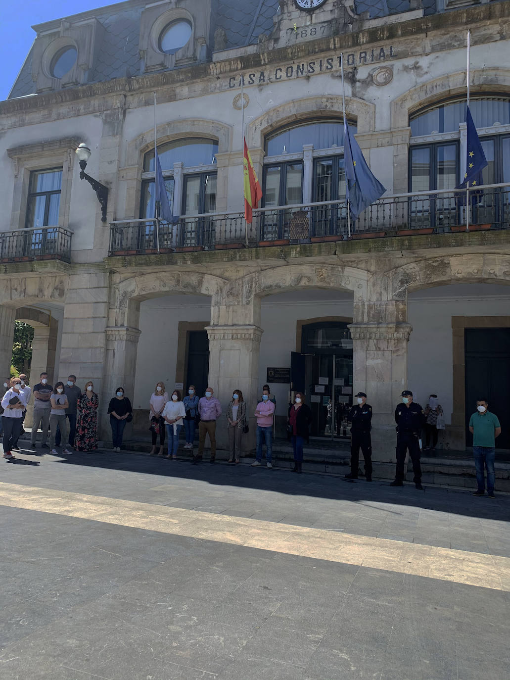 Cinco minutos de silencio, crespones negros, banderas a media asta... miembros del Gobierno regional, de los grupos parlamentarios, de los ayuntamientos, de la Delegación del Gobierno, particulares... todos han querido expresar su dolor por los fallecimientos durante la pandemia de coronavirus. España ha iniciado hoy 10 días de luto oficial.