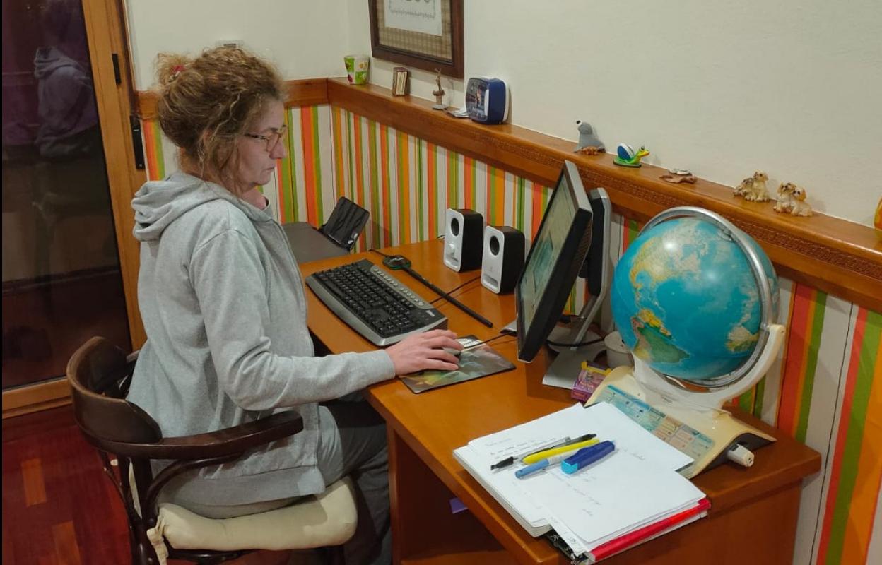 Una profesora, trabajando desde su domicilio. 