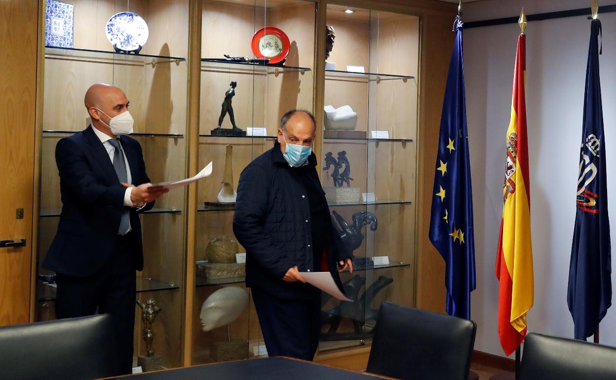 Luis Rubiales y Javier Tebas, firmando el código de buena conducta con el CSD. 