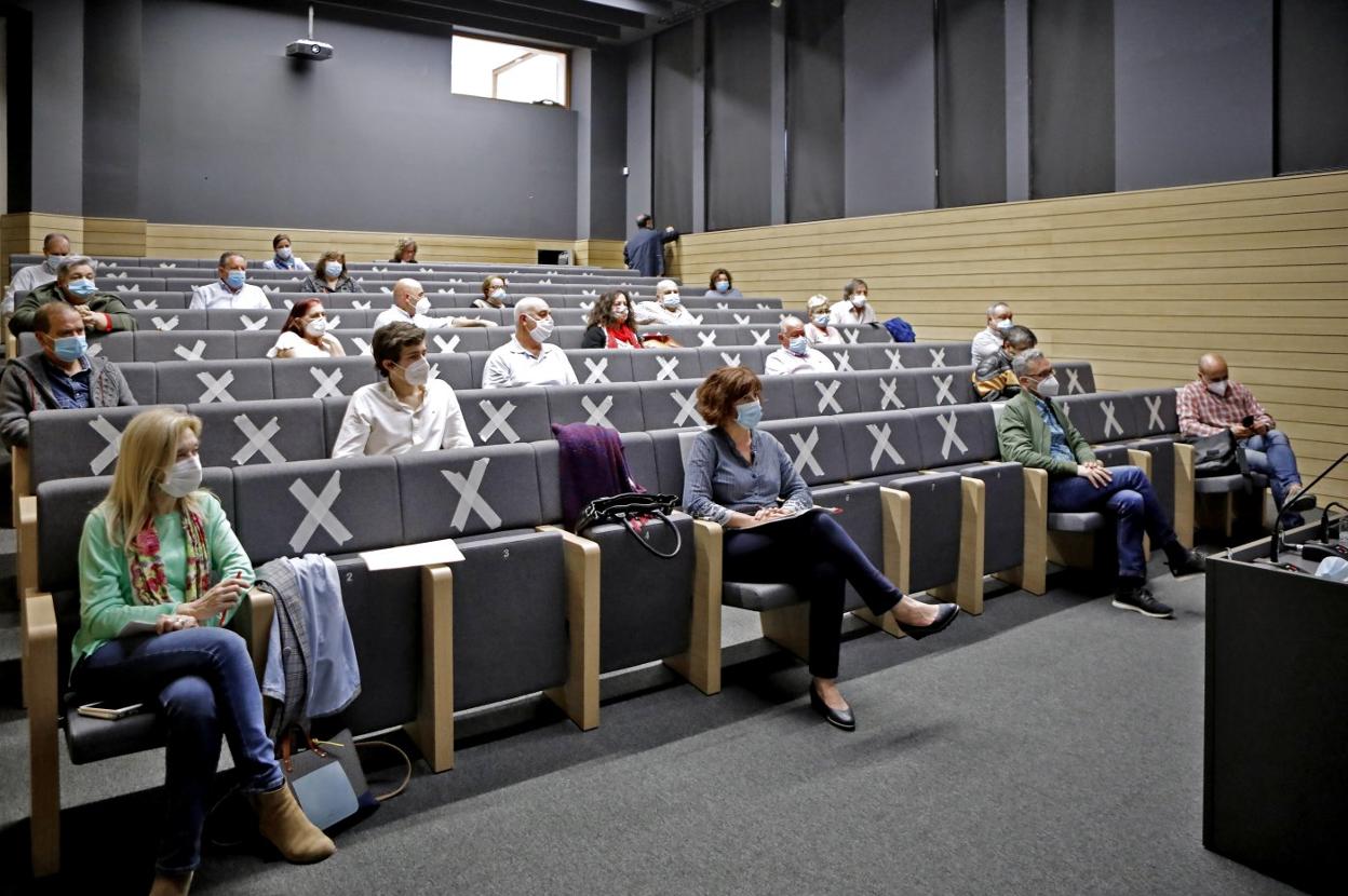 Miembros del consejo del distrito oeste ayer durante su reunión con la alcaldesa y técnicos en la antigua Escuela de Comercio, con mascarillas y guardando la distancia de seguridad por precaución ante el coronavirus. 