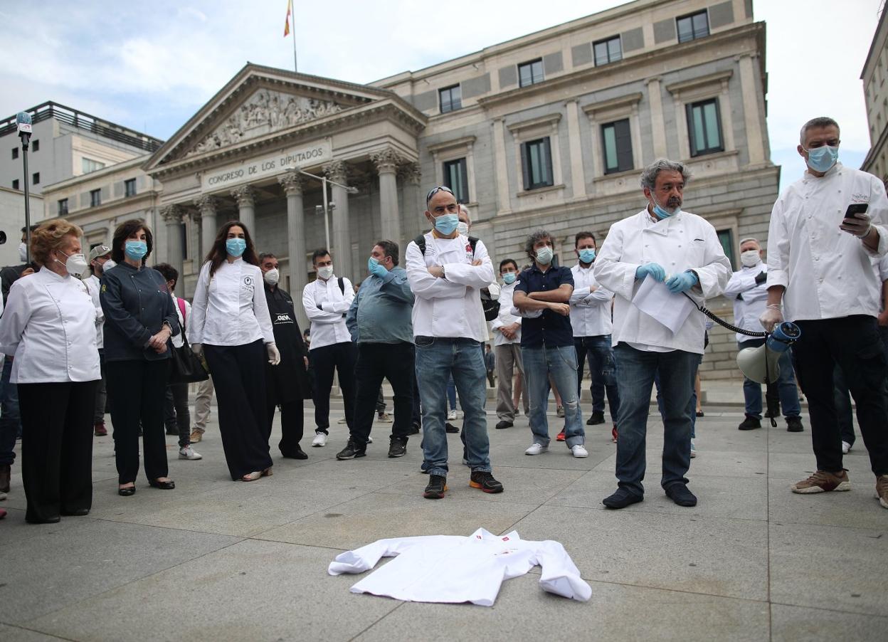 Protesta que protagonizaron el martes varios de los principales cocineros de Madrid ante el Congreso de los Diputados. 