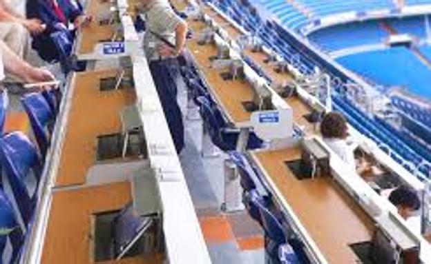 Tribuna de prensa del estadio Santiago Bernabéu. 