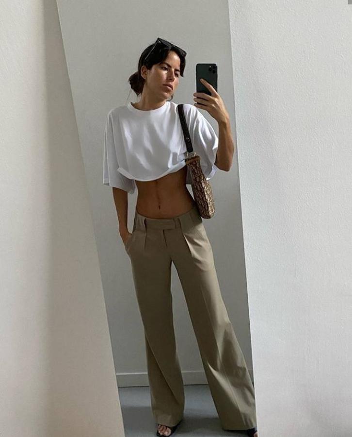 Con pantalones de pinzas: Nina Urgell eligió un diseño de camiseta blanca corto pero con corte 'oversize' para combinarla con unos pantalones acampanados de pinzas en color beis.