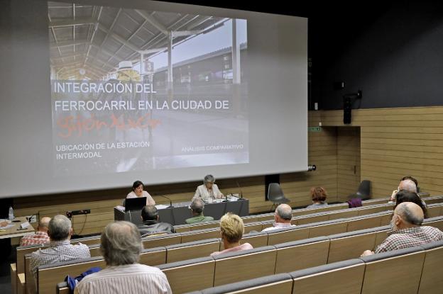 La alcaldesa defiende blindar el proyecto de estación en Moreda 