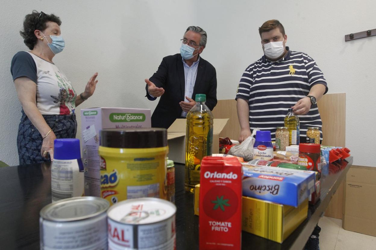 El diputado popular Pablo González visitó ayer la Asociación de Vecinos de El Coto. 