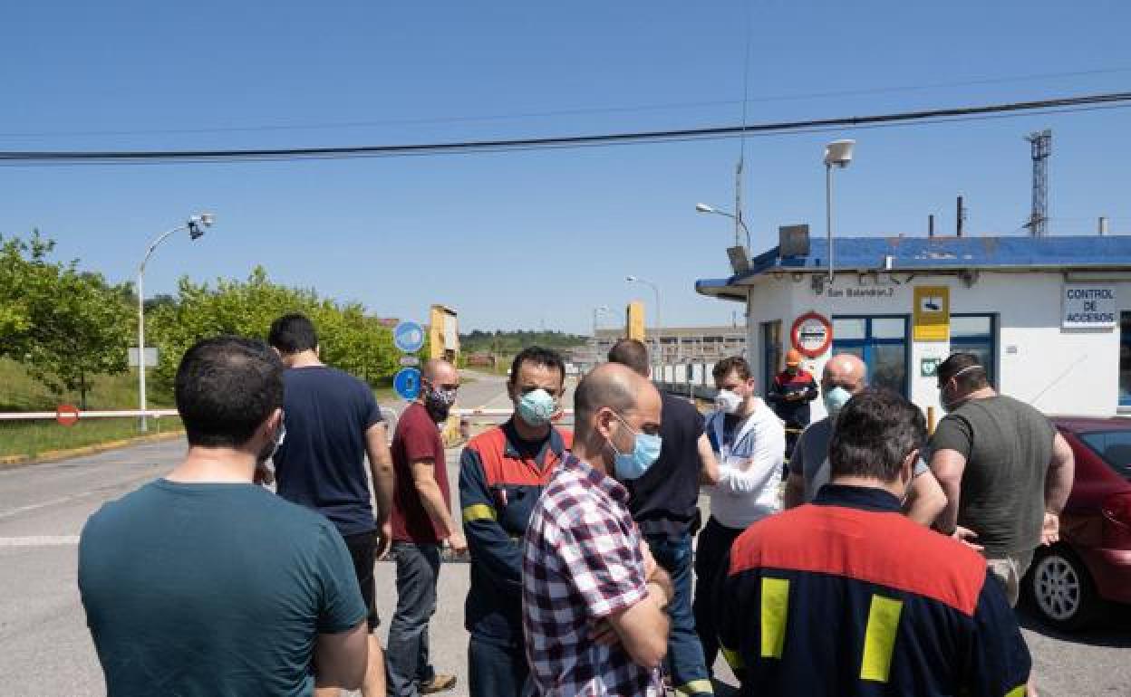 Trabajadores de de Alu Ibérica, este viernes. 