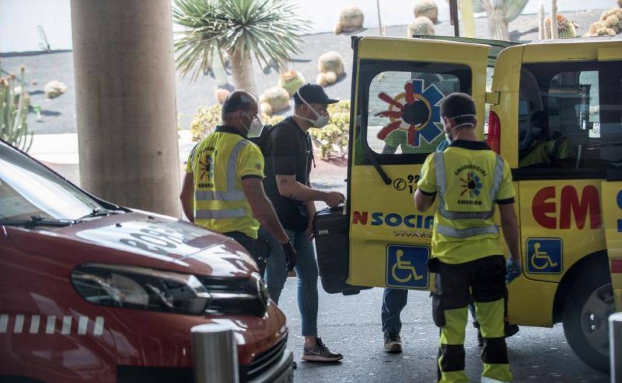 Un viajero sube a un vehículo de emergencias tras desembarcar en Lanzarote del vuelo. 