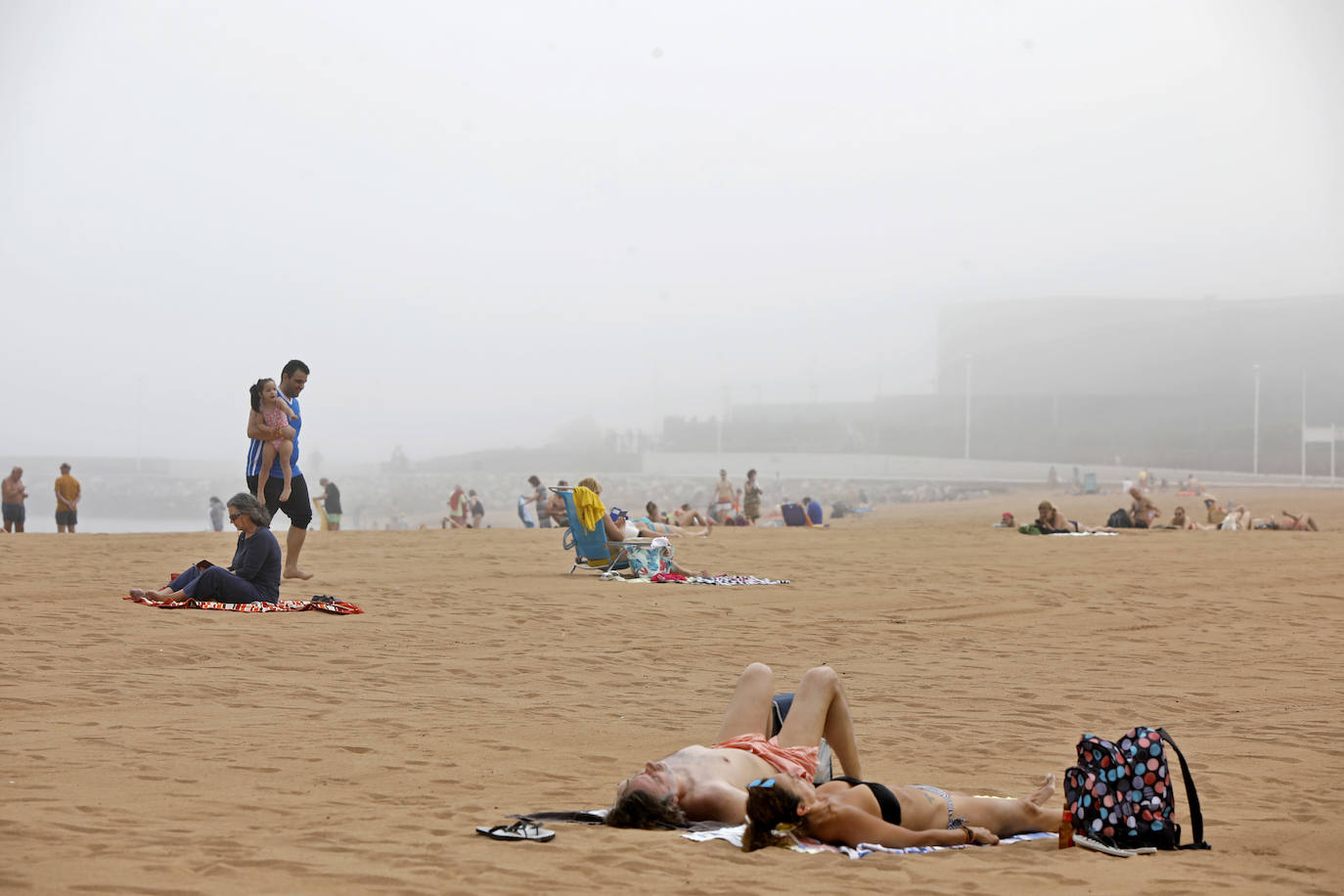 Fotos: Las playas asturianas, con numerosas visitas y controles a pesar de la niebla