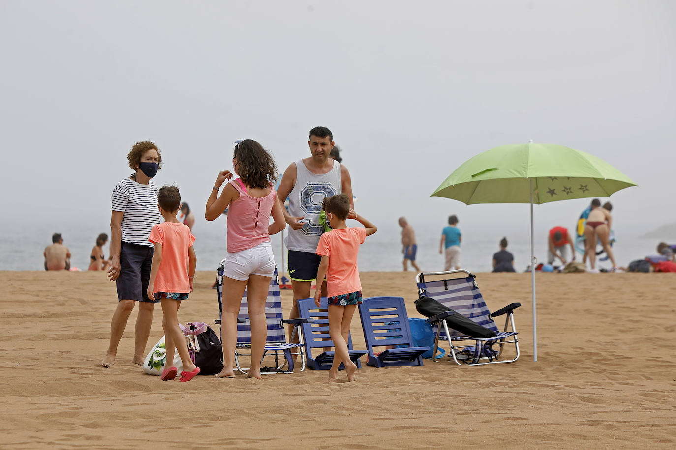 Fotos: Las playas asturianas, con numerosas visitas y controles a pesar de la niebla